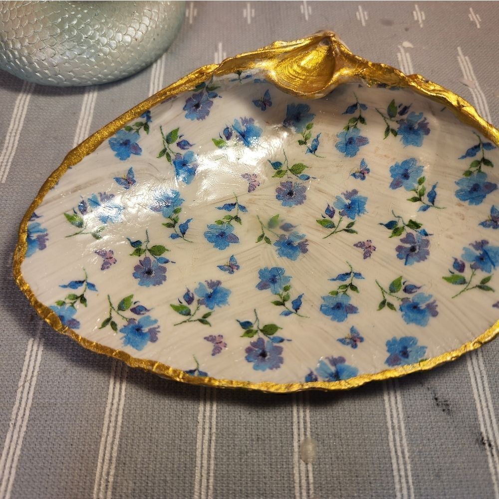 DECOUPAGE CLAM SHELL DECOUPAGE BLUE FLOWERS AND BUTTERFLIES 🦋 ON A CLAM SHELL - Picture 4 of 7